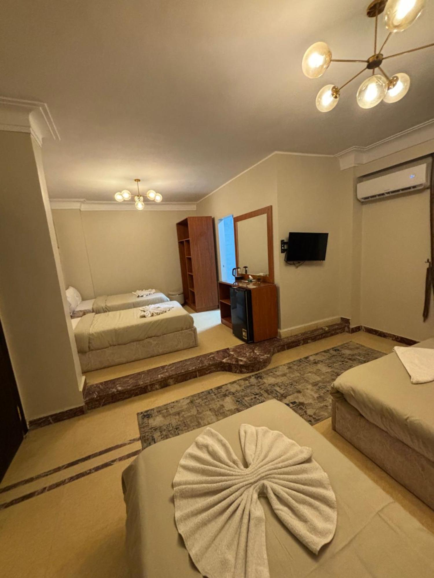 Solima Pyramids Inn Kafrat al Jabal Bagian luar foto